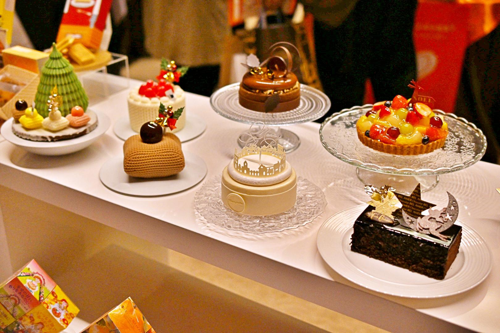 試食提供もあった今年のクリスマスケーキが陳列される様子
