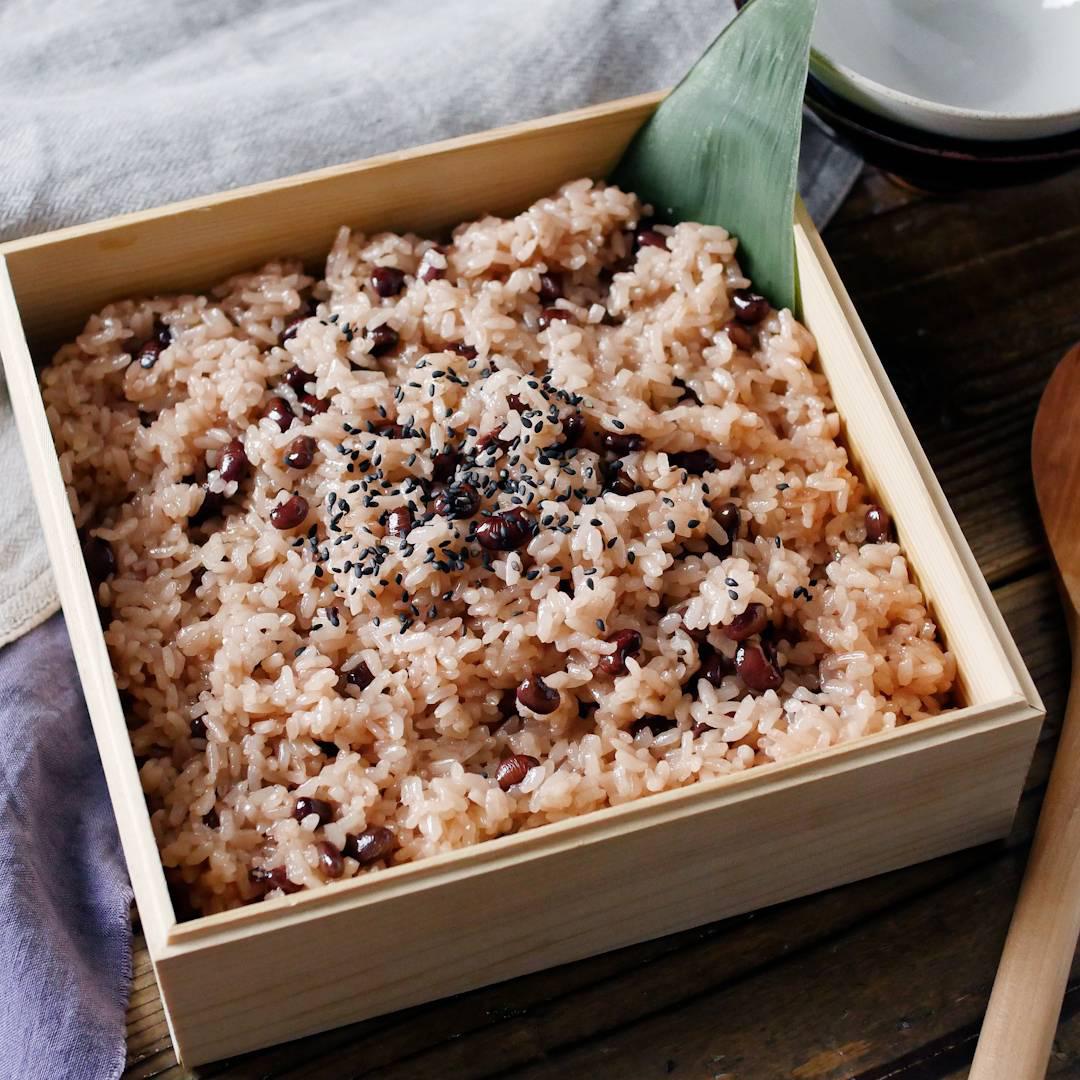 四角い木箱に入った赤飯
