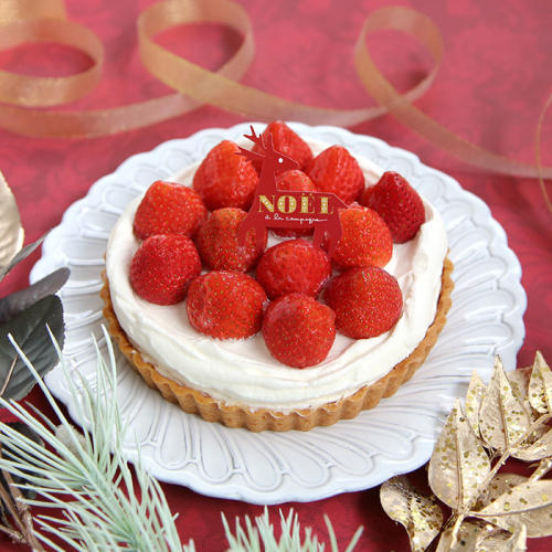 いちごと生クリームがのったホールサイズのタルト。