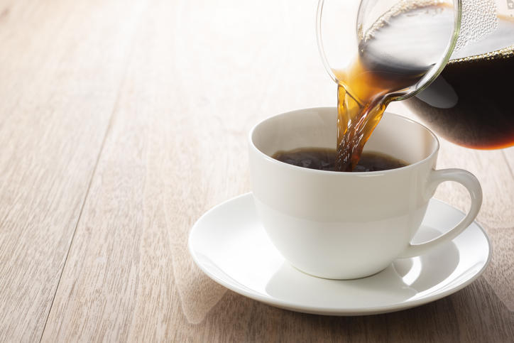 白いカップにコーヒーを注いでいる様子