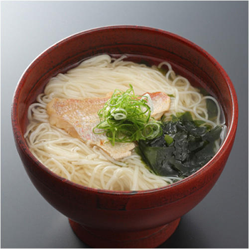 赤い器のなかに鯛の切り身とにゅうめんが盛り付けられている