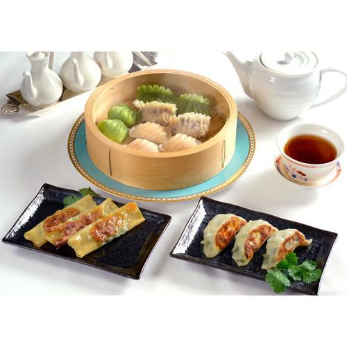 皿に盛られた焼き餃子や、せいろに入った蒸し餃子などが並べられている