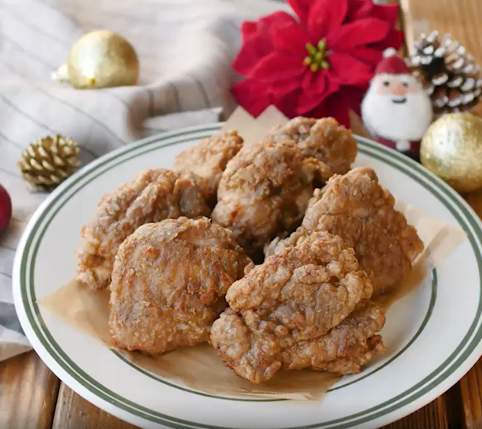 白い皿に盛られたクリスマスのフライドチキン