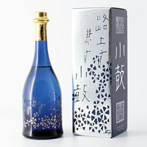 白のギフトボックスと青い日本酒入りのボトル