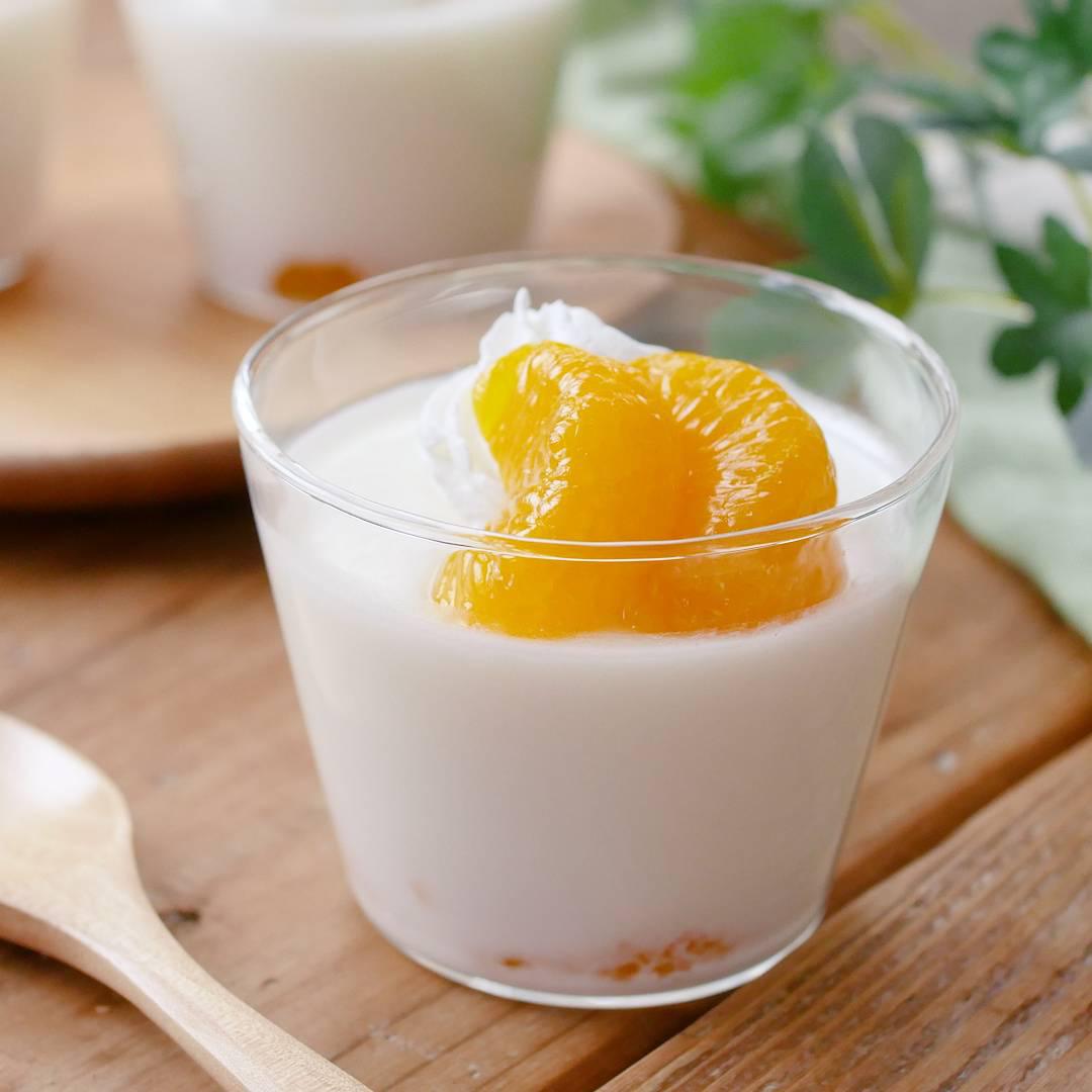 透明なカップに入ったみかんの牛乳プリン
