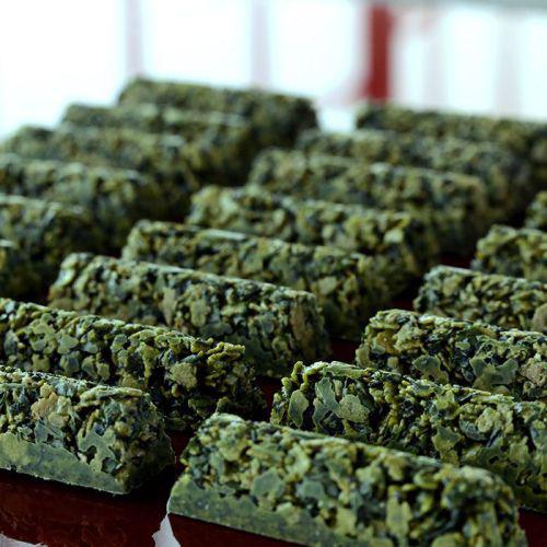 宇治抹茶チョコレートクランチがずらりと並んでいる