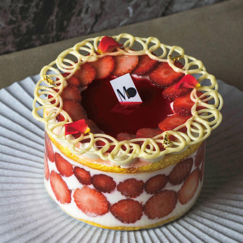 グレーの皿にのったマサヒコ オズミ パリの「ガトー ジャポネ フレーズ」