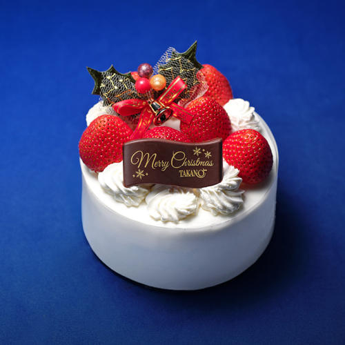 青色の背景に、ホールサイズのクリスマスショートケーキが置かれている。