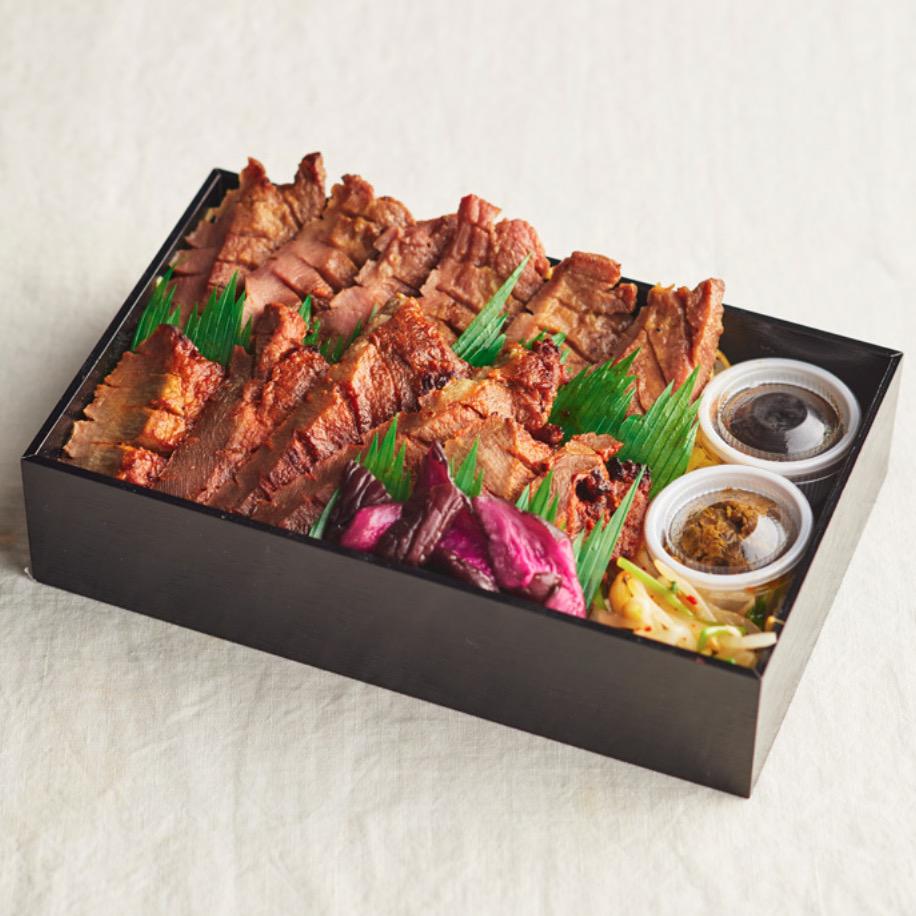黒い弁当箱に入った2種類の牛タン弁当