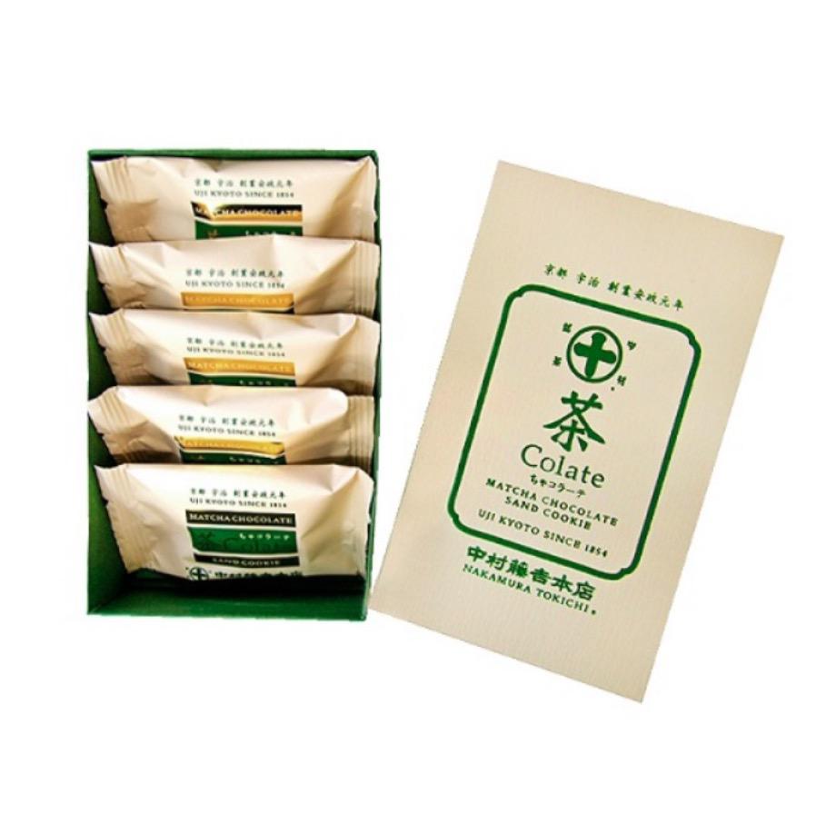 ベージュの箱の蓋と濃い緑色のボックスに並んだ5つの個包装入り抹茶チョコレートサンド