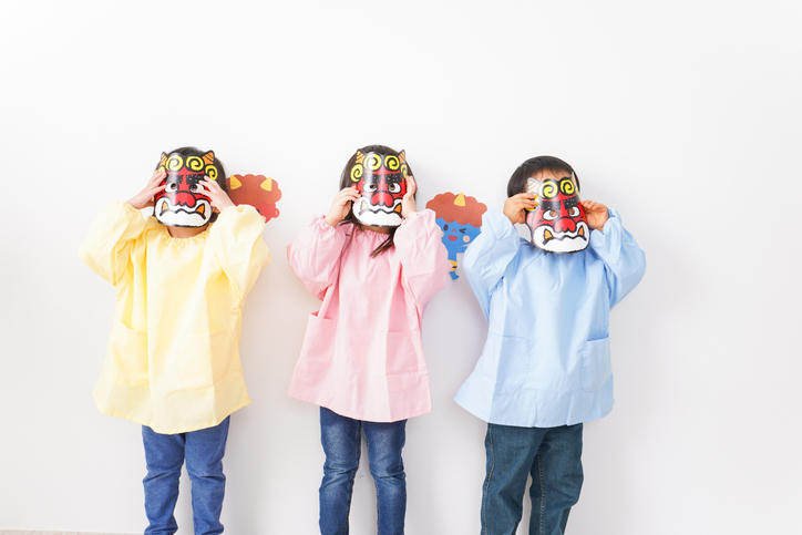 鬼のお面をかぶった三人の幼稚園生