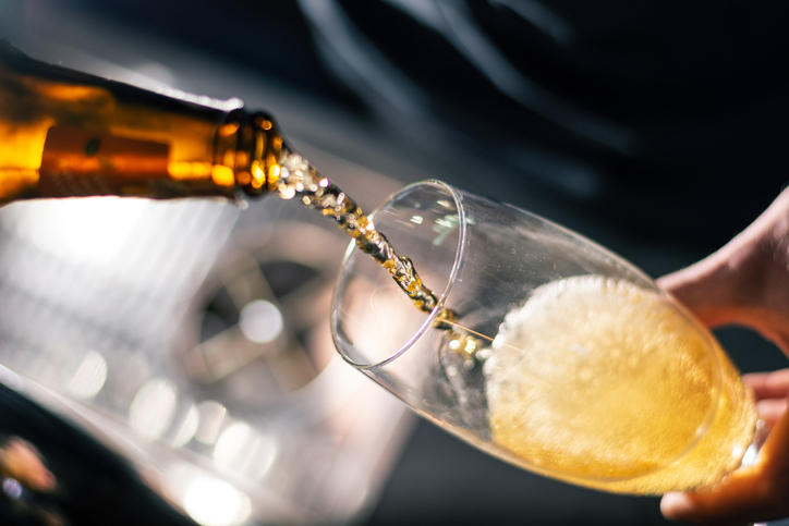 ビールを注いでいる