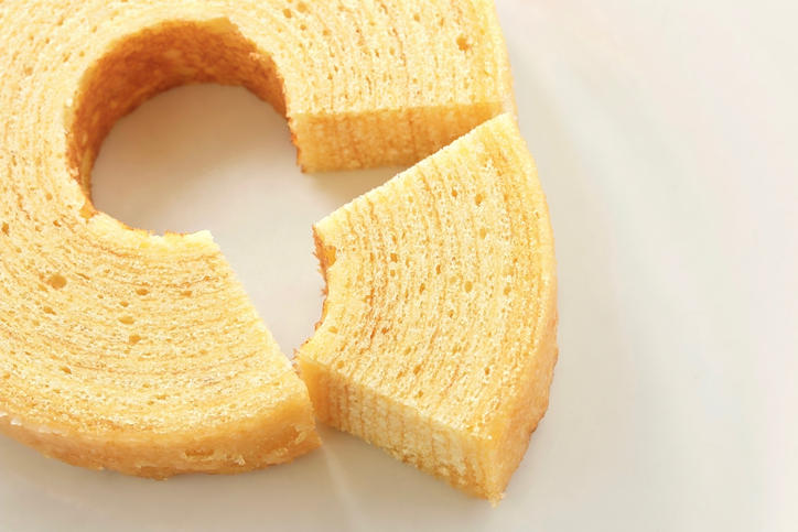 バームクーヘンをひと切れカットした様子