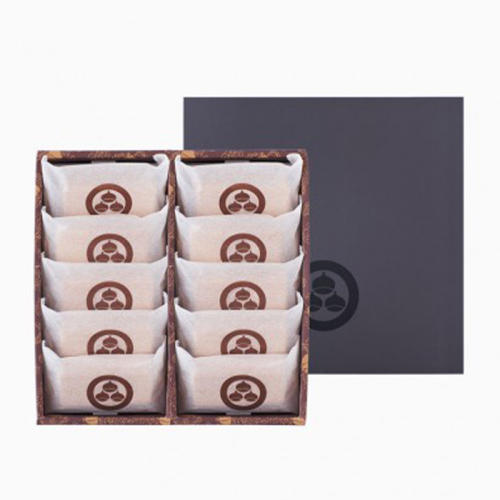 個包装の和菓子が10個ギフトボックスに入っている。