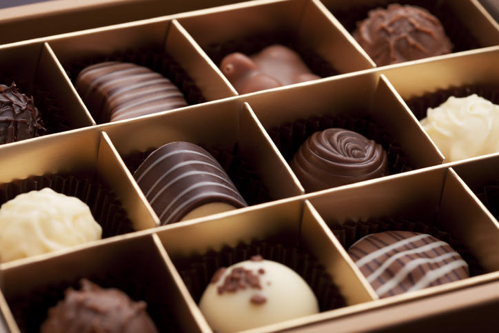 ボックス内にさまざまなチョコレートが詰まっている