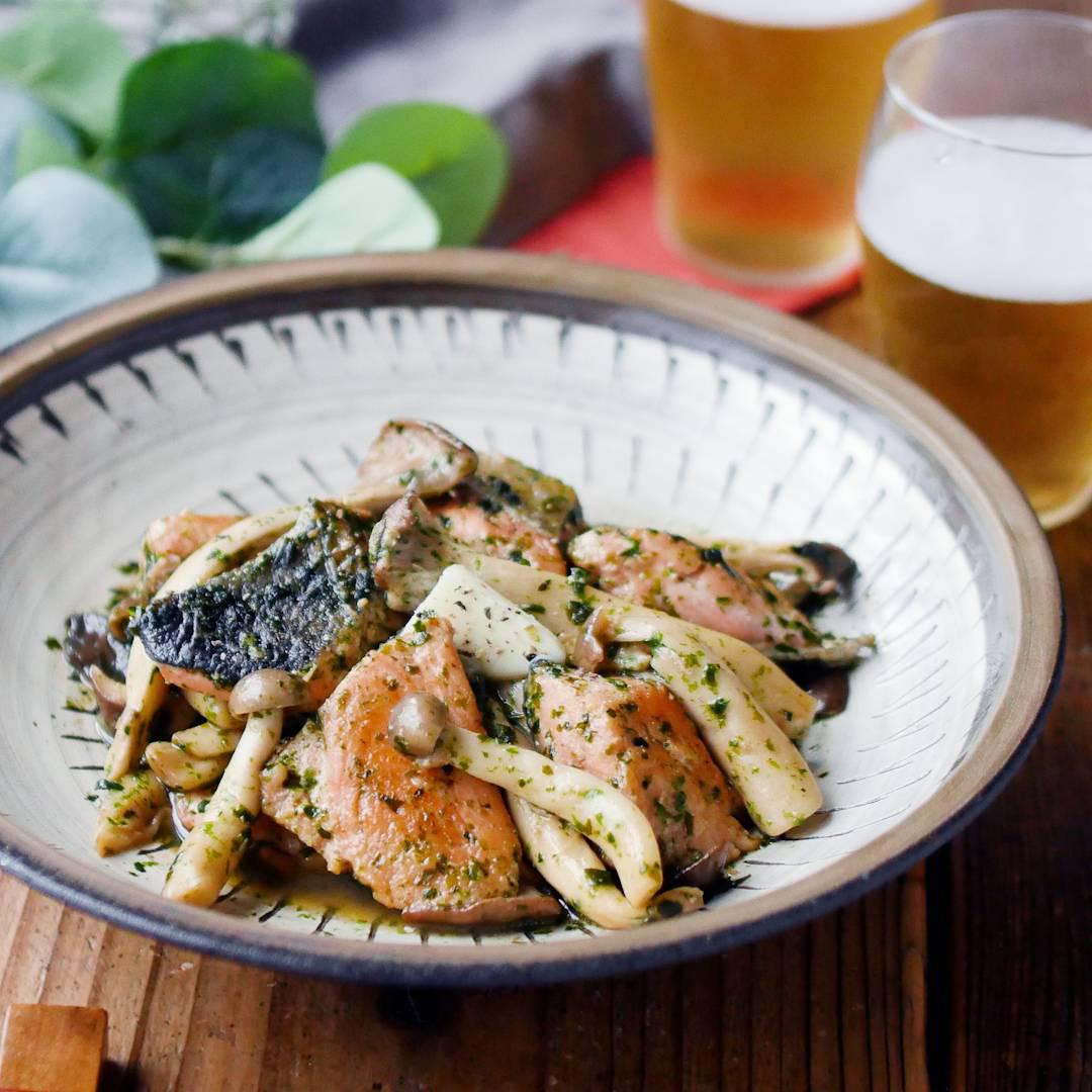 白と茶色の皿にのった 鮭ときのこの海苔バターしょうゆ炒め
