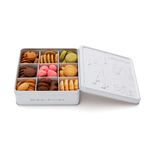 「パティスリー・サダハル・アオキ・パリ」の9種類の焼き菓子が、白い缶に詰合せになっている様子