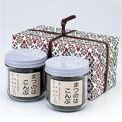 細切り昆布が入った瓶が2つ並んでいる。