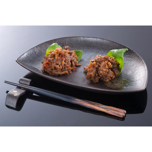 黒い皿にのった松阪まるよしの「松阪牛しぐれ煮 2個セット」
