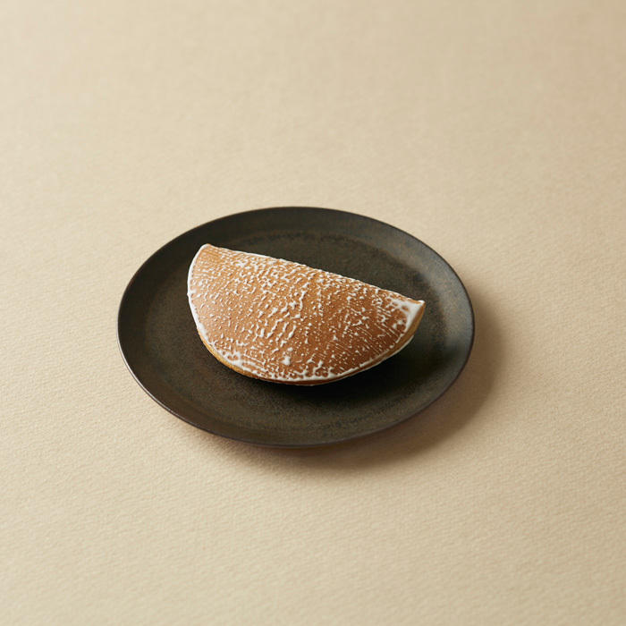 黒い皿にひとつのせた残月