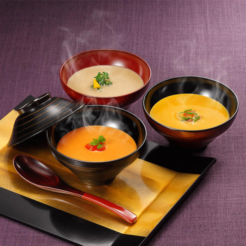 お椀に盛られたなだ万厨房の3種類の和風スープ