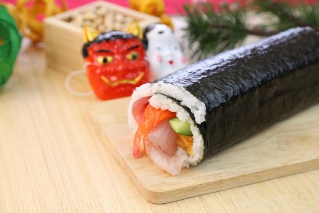 木の板の上にのっている海鮮の恵方巻き