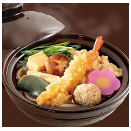 茶色の鍋に入った鍋焼きうどん。