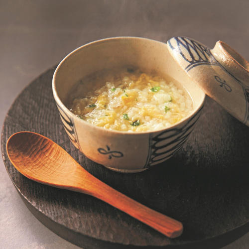 茶色い茶碗に入った玄品の「大阪法善寺 「玄品」とらふぐ雑炊セット」