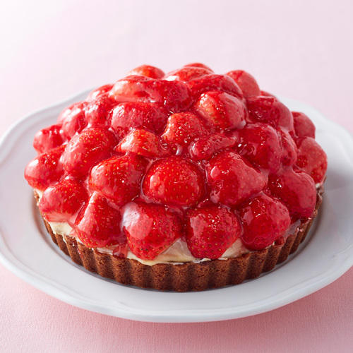 たっぷりのいちごで覆われたタルトケーキ
