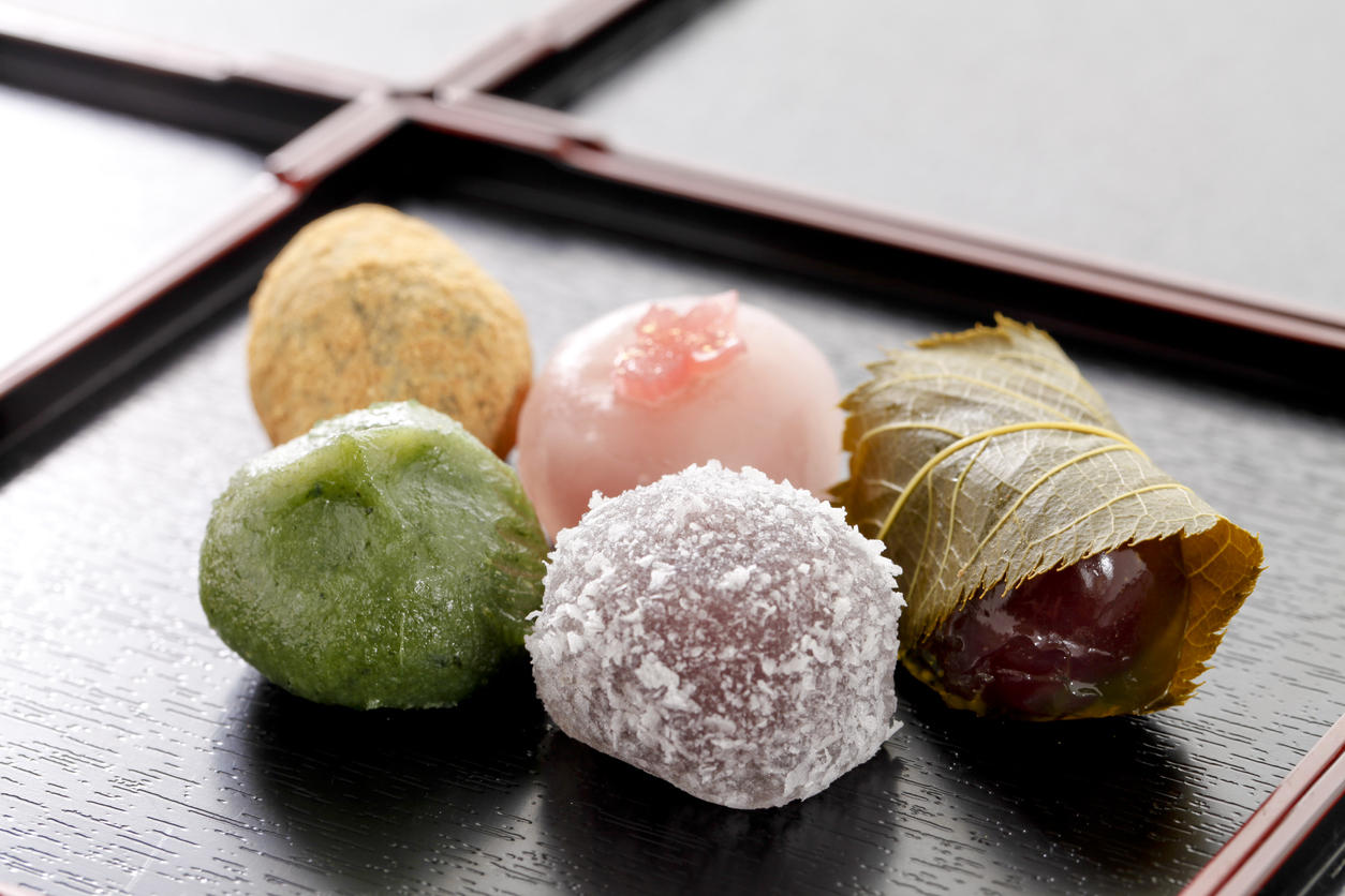 お盆の上に乗ったカラフルな和菓子5つ
