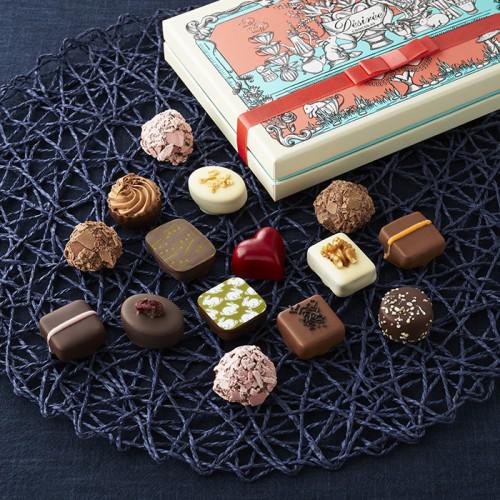 ネイビーの皿の上に、15粒のチョコとボックスが置かれている。