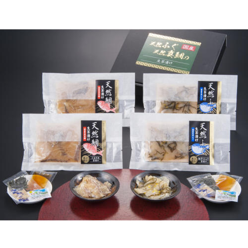 黒い背景に置かれた白い個包装袋に入った茶漬けの素4パックとその前に置かれた小皿の上の具材