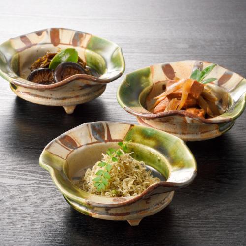 和皿に盛り付けされたちりめん山椒ときんぴらまぐろとどんこ椎茸と貝柱こんぶ