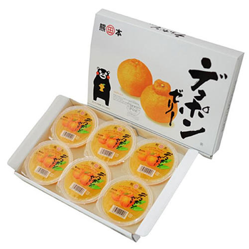 パッケージにくまもんが描かれたデコポンゼリーが箱に詰められている