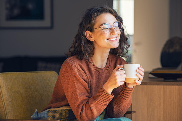 コーヒーをおいしそうに飲む女性