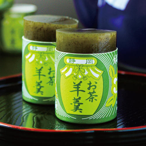 黒いお盆の上に、「（株）三浦製菓」の「お茶羊羹」がふたつ置かれている様子
