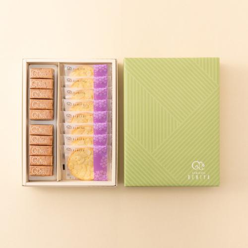 若草色の化粧箱に入った「鎌倉紅谷」の和菓子「詰合せ05」