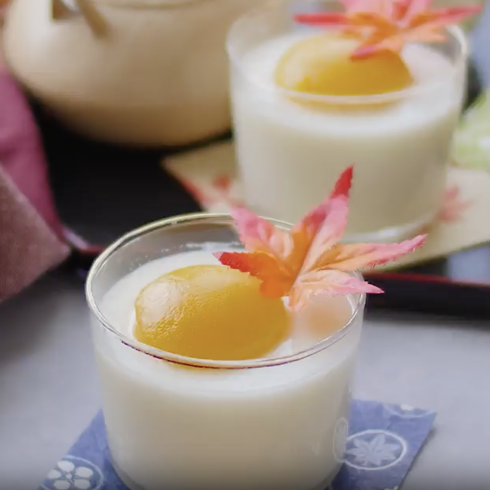 黄桃で月をイメージされたミルクプリンが2つ並べられている