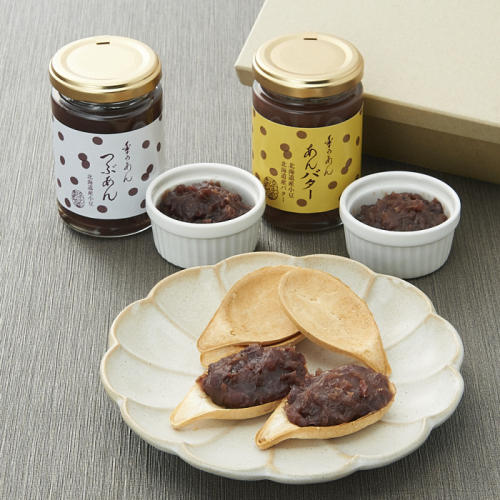 「京らく製あん所」の「つぶあん」「あんバター」「おさじパイ」が並べられている様子