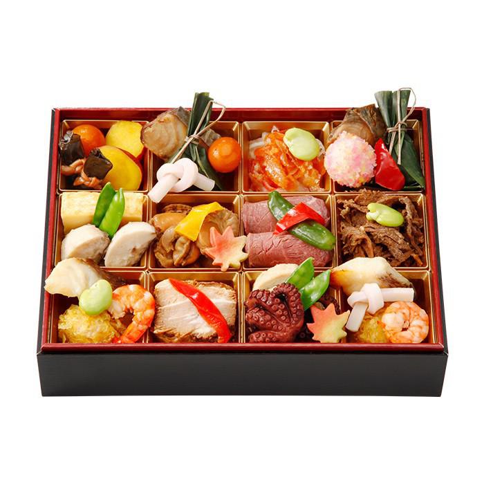 黒塗りの重箱に詰められたおせち料理