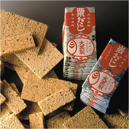 袋に入った「粟おこし」と「岩おこし」のまわりに、袋から出した板おこしがたくさん散りばめられている