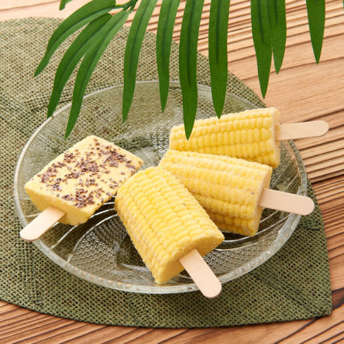 トウモロコシ型のアイスが皿に並んでいる
