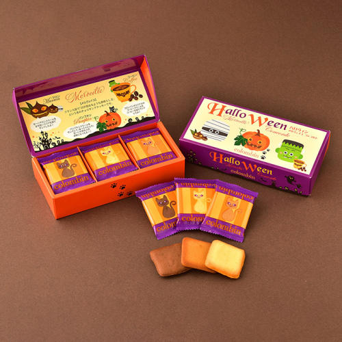茶色の背景に、ハロウィン仕様のパッケージのクッキーが置かれている。