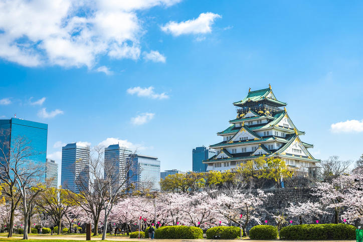 大阪城のまわりに桜が咲いている。