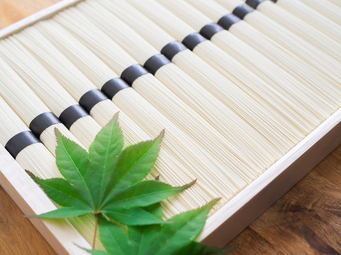 箱に入ったそうめんの束