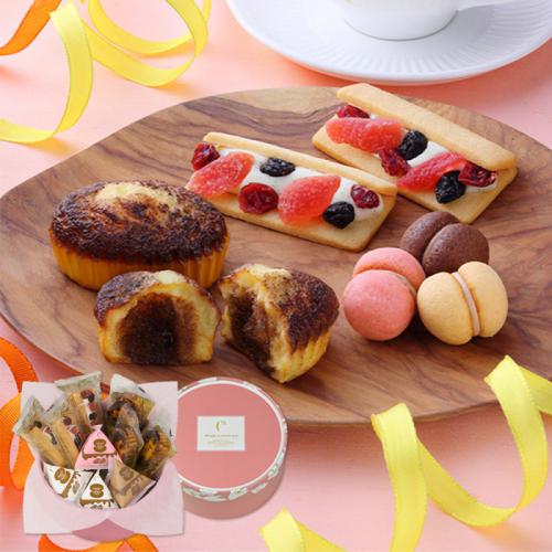 木のトレーの上に、「シーキューブ」の「焼きティラミス」「ベリーウィッチ」「サクッチ・ホロッチ」が並べられている様子