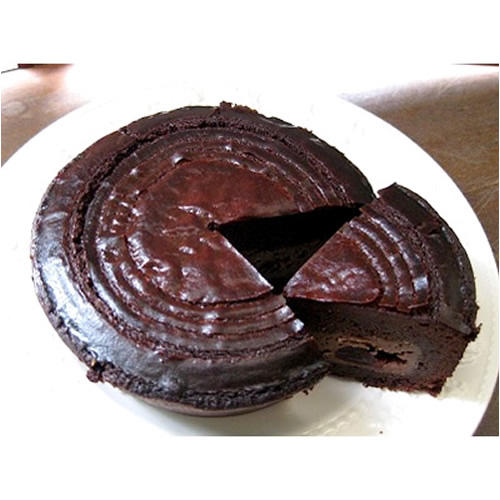 白い皿に盛られたフランス・バスク地方のチョコ風味の焼き菓子
