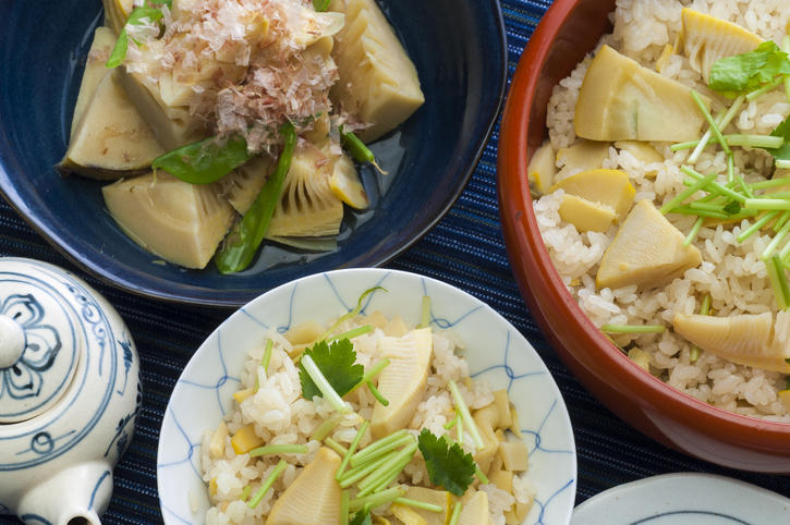 たけのこの煮物、たけのこご飯が並んでいる