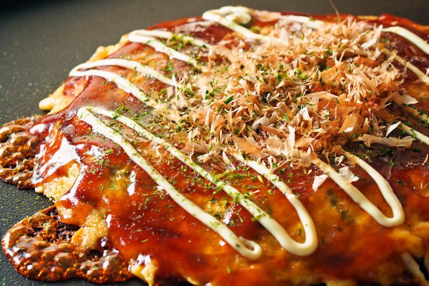 鉄板で焼かれているお好み焼き。