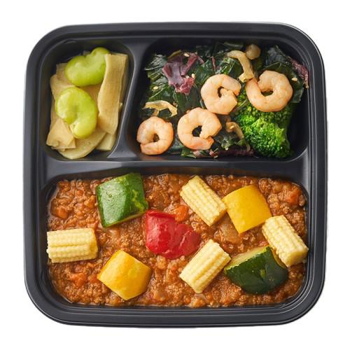 黒い器に入ったグッドミールラボ 夏野菜キーマカレー（冷凍）